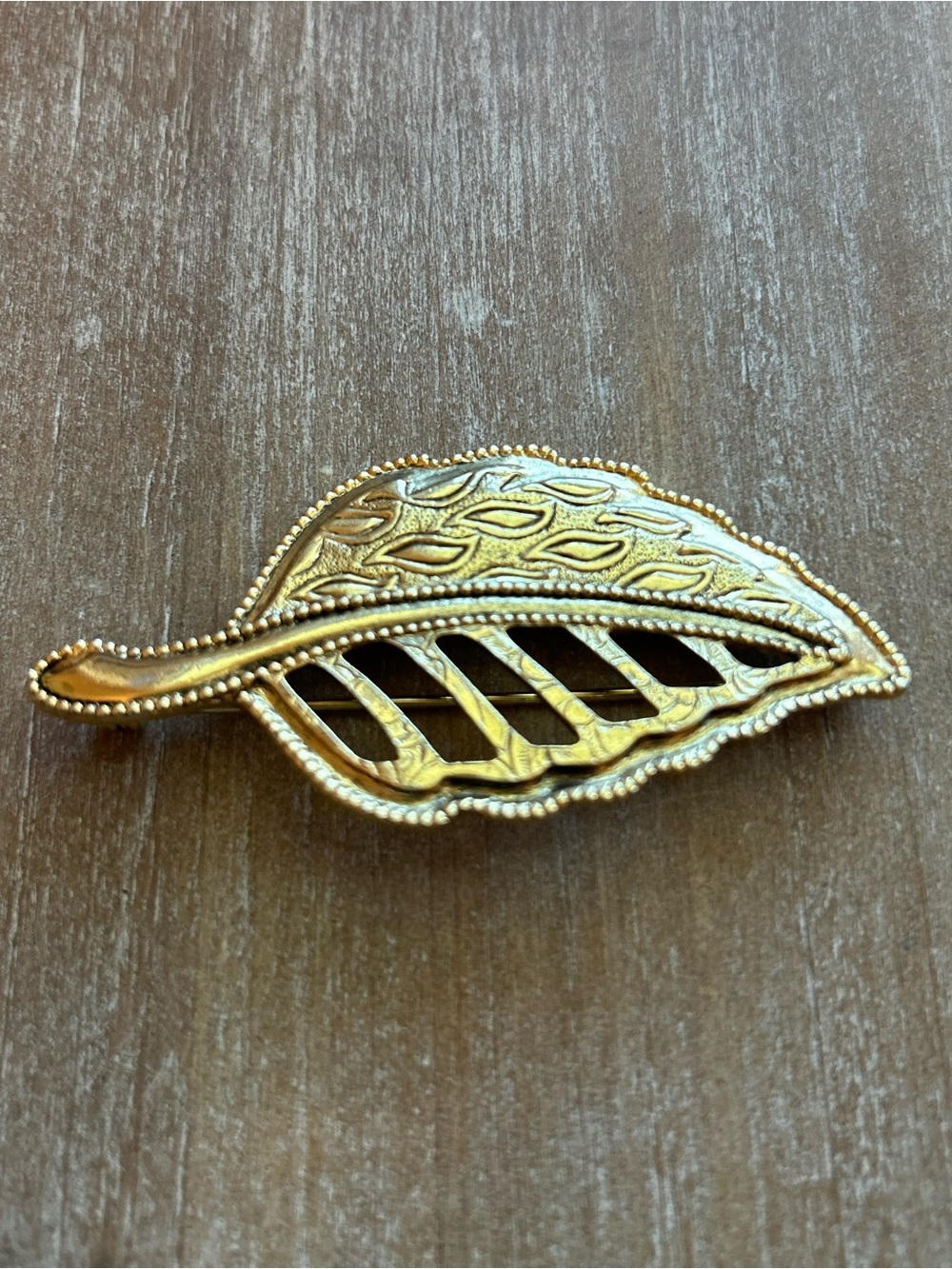 Vintage Gold Leaf-Design Brooch Pin — Women's Fashion Accent